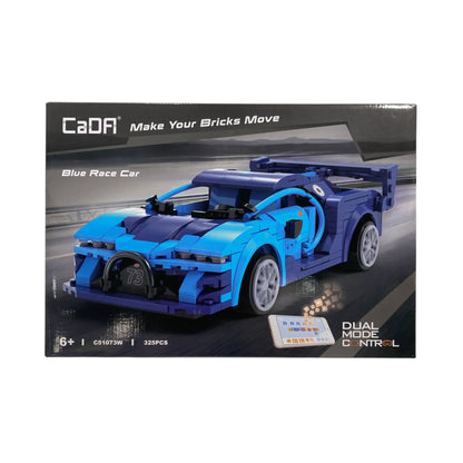 Zu sehen ist die Frontansicht der Produktverpackung des Blue Race Car Klemmbaustein Sets. Auf der Vorderseite des Kartons ist das aufgebaute Sportwagen Modell in den Farben Dunkelblau und Blau abgebildet. Das fertige Klemmbaustein Modell hat einen Maßstab von 1 zu 20