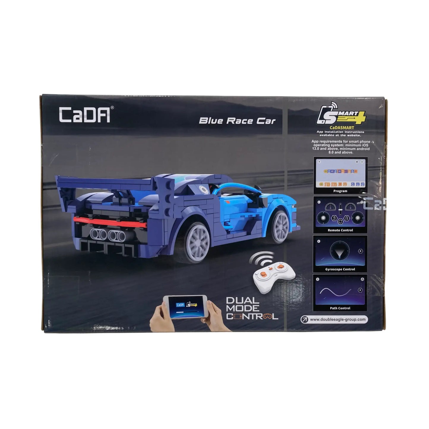 Zu sehen ist die Rückansicht der Produktverpackung des Blue Race Car Klemmbaustein Sets. Auf der Rückseite des Kartons ist das aufgebaute Sportwagen Modell in den Farben Dunkelblau und Blau abgebildet sowie die grobe Anleitung der Fernbedienung. Das fertige Klemmbaustein Modell hat einen Maßstab von 1 zu 20