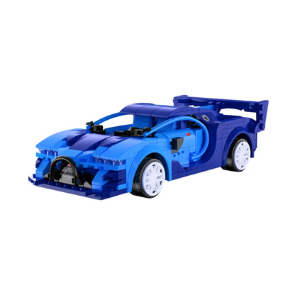 Zu sehen ist die Seitenansicht rechts des Produkts, Blue Race Car Klemmbaustein Sets. zusehen ist das aufgebaute Sportwagen Modell in den Farben Dunkelblau und Blau. Das Klemmbaustein Modell hat einen Maßstab von 1 zu 20