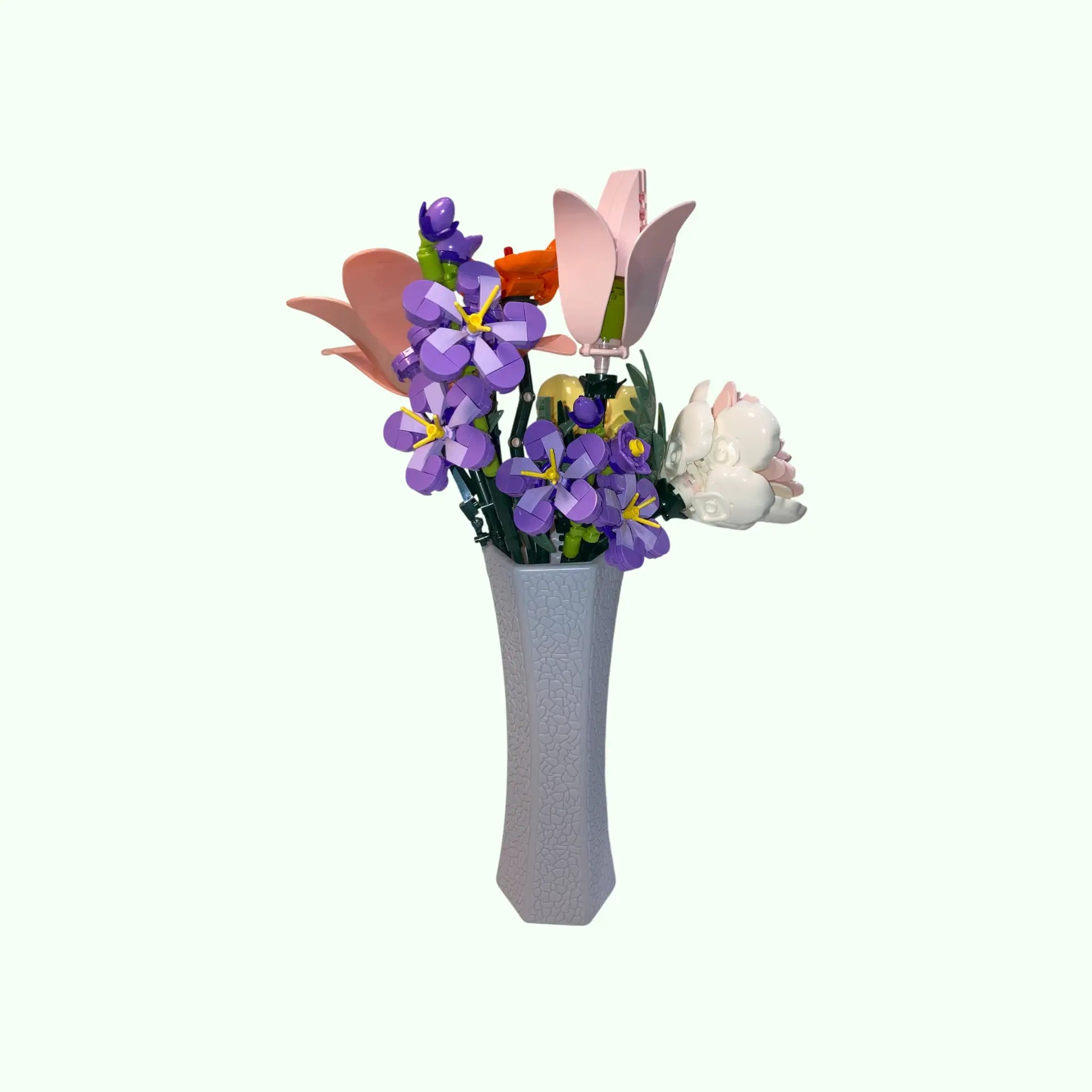 Farbenfroher Blumenstrauß aus hochwertigen Bausteinen in einer eleganten Vase.
