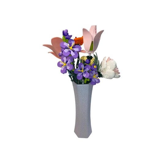 Farbenfroher Blumenstrauß aus hochwertigen Bausteinen in einer eleganten Vase.