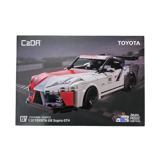 Zu sehen ist die Frontansicht der Produktverpackung des CaDA Toyota GR Supra GT4 Klemmbaustein Sets. Der Karton zeigt das aufgebaute Sportwagen Modell in den Farben Weiß, Schwarz und Rot. Das fertige Klemmbaustein Modell hat einen Maßstab von 1 zu 20