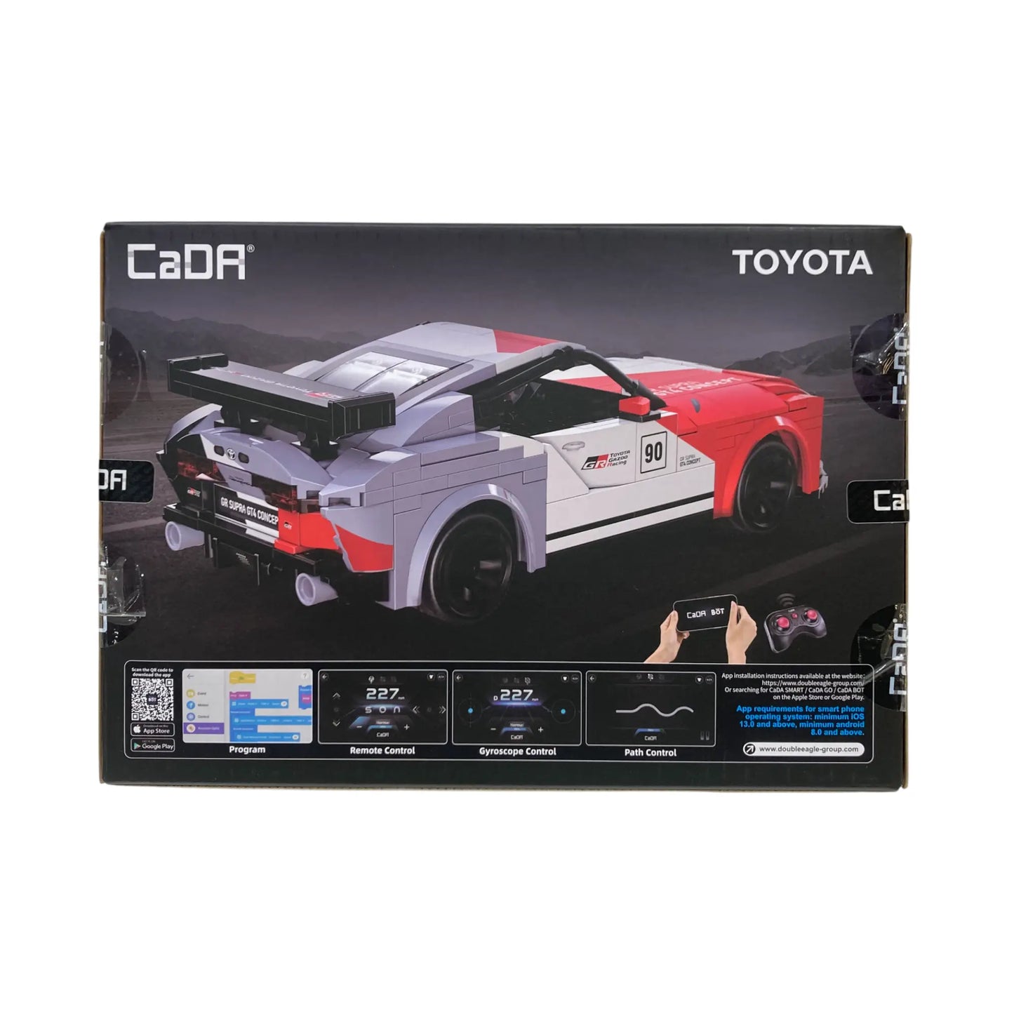 Zu sehen ist die Rückansicht der Produktverpackung des CaDA Toyota GR Supra GT4 Klemmbaustein Sets. Der Karton zeigt das aufgebaute Sportwagen Modell als auch die groben Funktionen der Steuerung in den Farben Weiß, Schwarz und Rot. Das fertige Klemmbaustein Modell hat einen Maßstab von 1 zu 20