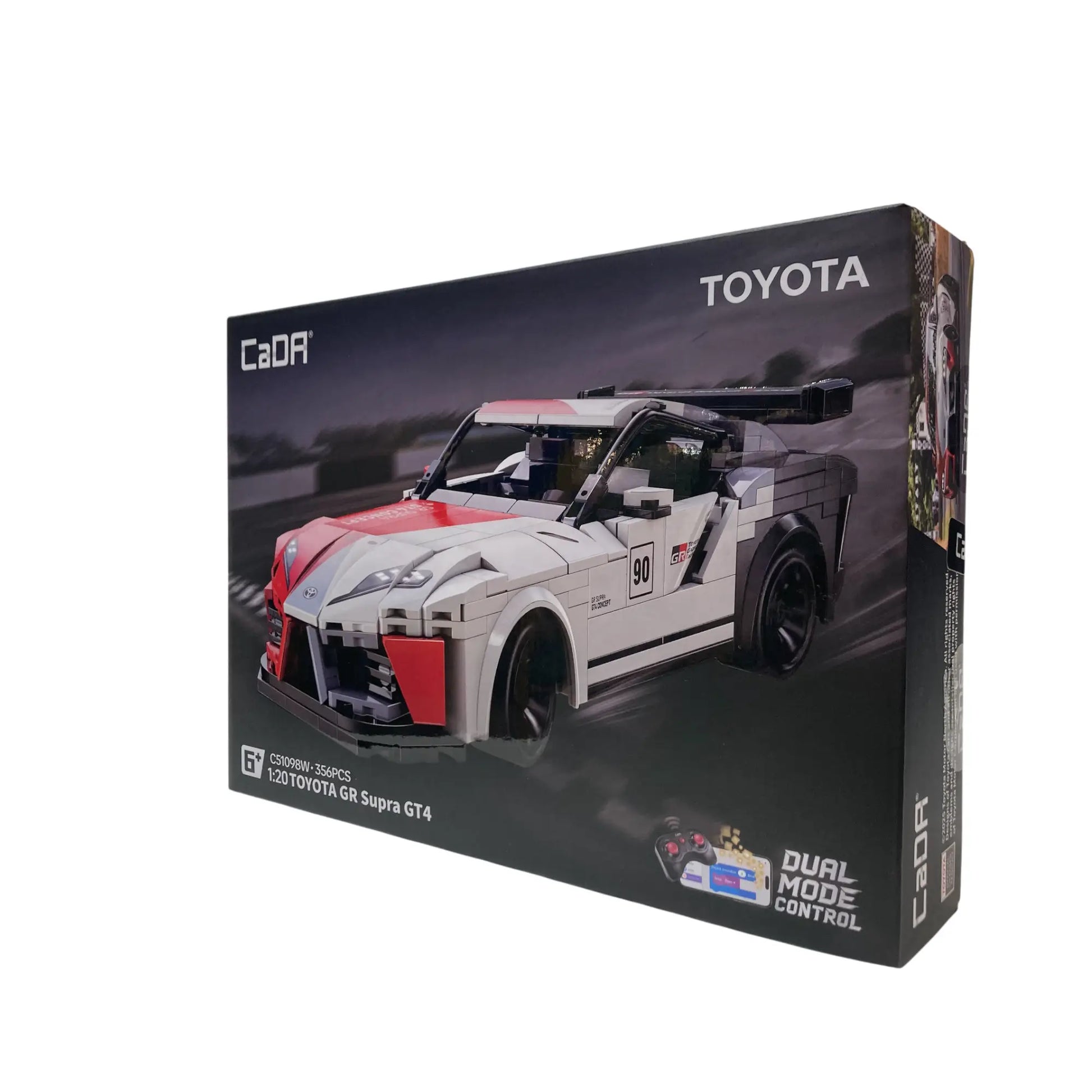 Zu sehen ist die Seitenansicht rechts der Produktverpackung des CaDA Toyota GR Supra GT4 Klemmbaustein Sets. Der Karton zeigt das aufgebaute Sportwagen Modell in den Farben Weiß, Schwarz und Rot. Das fertige Klemmbaustein Modell hat einen Maßstab von 1 zu 20.
