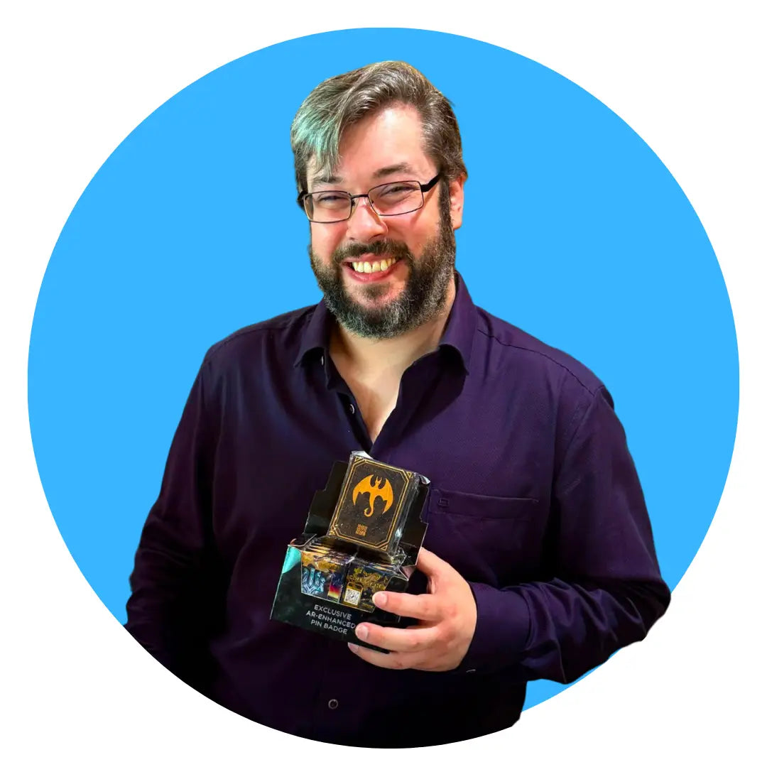 Das Foto zeigt den Geschäftsführer Sebastian Haase. Jung, charismatisch und ein begeisterter Sammler von Klemmbausteinen und Sammelkarten, hier zu sehen mit seinen selbstproduzierten Kartenhüllen, welche er im Jahre 2026 auf der Messe "WeCreate" vorgestellt hat.