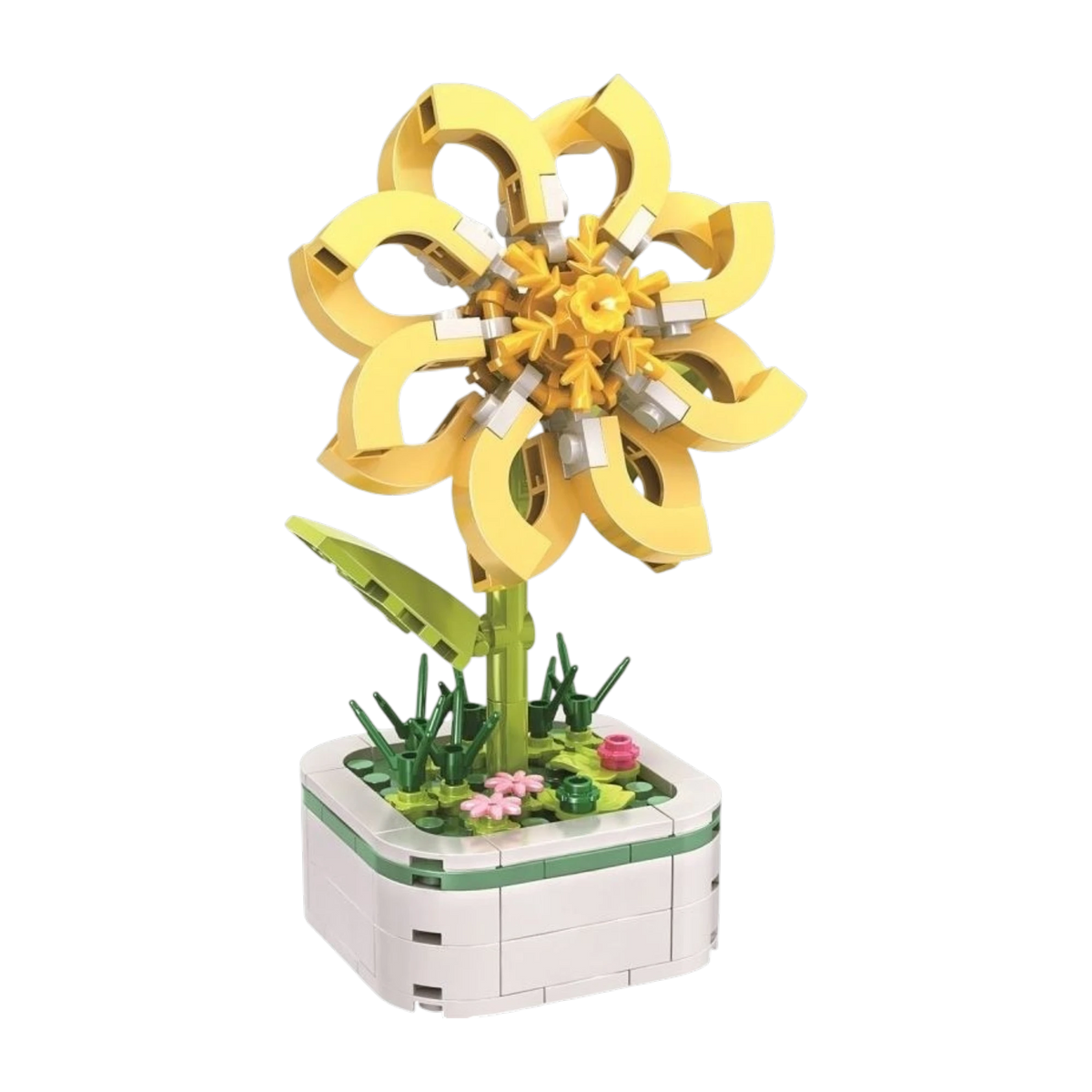 Hier zu sehen ist eine gelbe Jasminblume aus Klemmbausteinen in einem cremeweißen Topf mit abgerundeten Ecken und einer feinen grünen Zierlinie im oberen Segment. Auf der grünen Noppenplatte als Wiese sprießen kleine dunkle Grashalme und zarte rosa Blüten. Aus der Mitte steigt ein grüner Stängel mit einem seitlichen Blatt auf. Darauf sitzt die Hauptblüte aus acht geschwungenen, hellgelben Blütenblättern, die wie offene Schlaufen geformt sind und einen detaillierten gelben Blütenstempel umschließen.