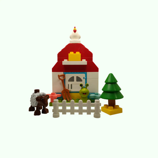 Kleine bunte Farm mit verschiedenen Tieren