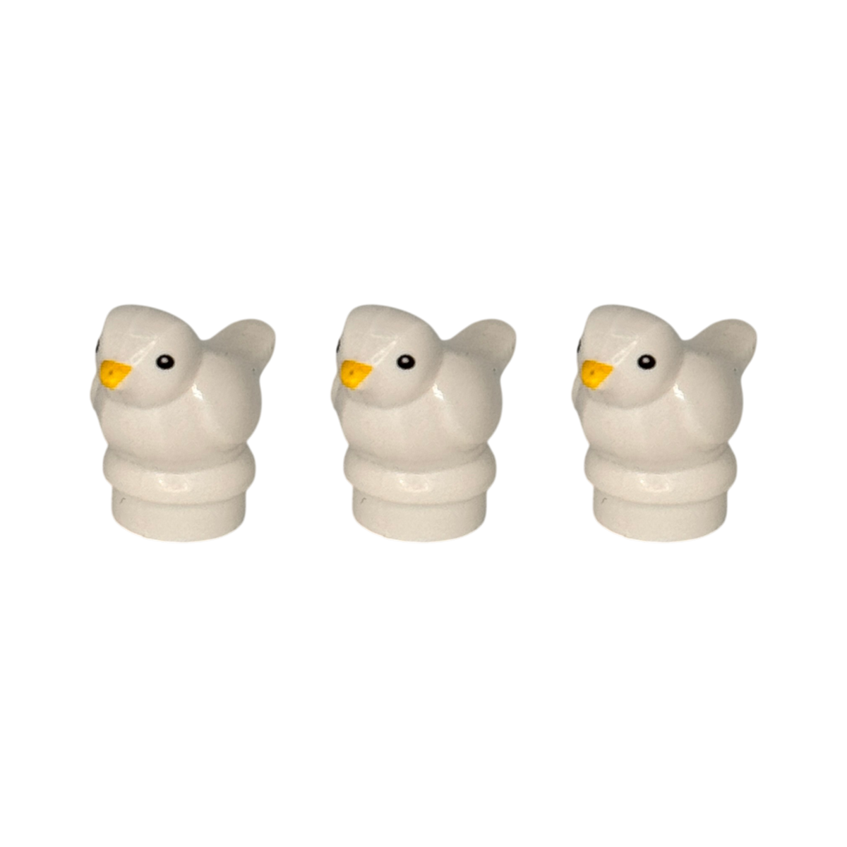 Drei kleine Vögel in der Farbe weiß