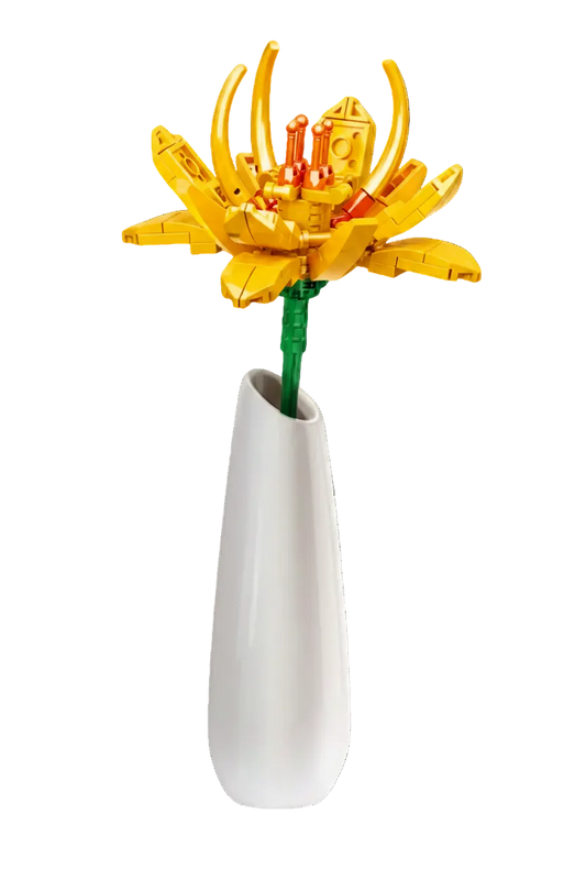 Detailaufnahme eines Safrangelben Krokus in einem weißen Vasen, Teil des WOMA Blumen Bouquets.